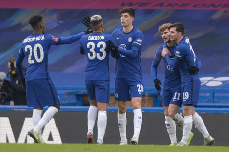 为什么职业选手在牌桌上话很少？解析“信息保护”的重要性。（职业牌手为何在牌桌上少言：信息保护的关键意义）