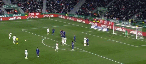 为什么本垒板后方的低亮度背景是打者的“生命线”