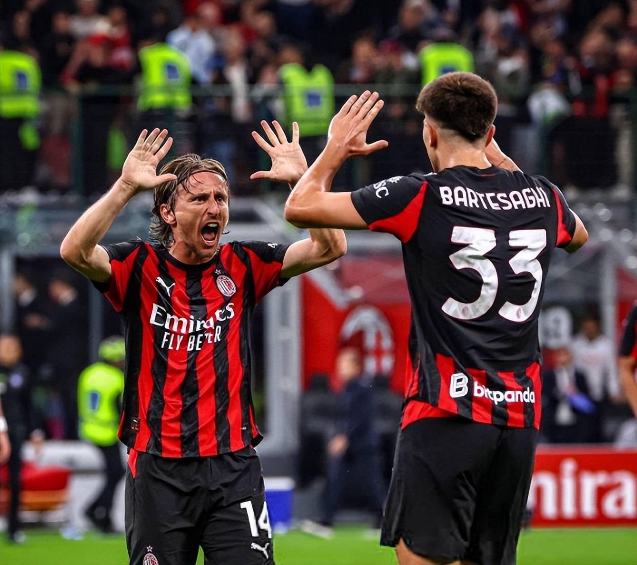 劳塔罗进球后比出A字，把进球献给受伤的前队友阿什拉夫